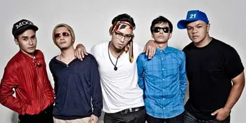 Twentyfirst Night Bawa Pulang Penghargaan AMI Awards 2012