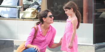 Katie Holmes - Suri Cruise Alami Tabrakan Mobil?