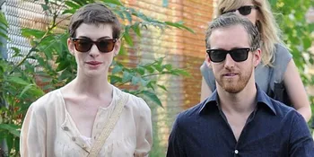 Anne Hathaway Pamer Ciuman di Atas Kereta