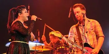 David Cook Minta Tanda Tangan Regina