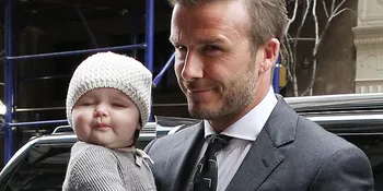 Lucunya Harper Seven Beckham Saat Belajar Jalan
