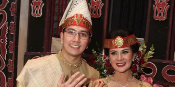 Nikah, Astrid Tiar Dapat Kain Ulos Berkarung-Karung