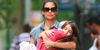 Katie Holmes Dan Suri Terjang Hujan Demi Makan Siang