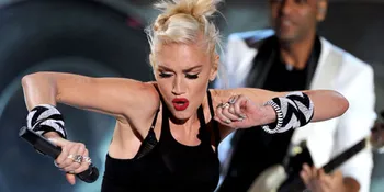Lupa Lirik No Doubt, Gwen Stefani Dibantu Penonton