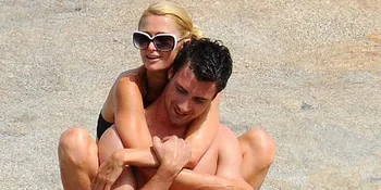 Paris Hilton Mesra Dengan Pacar Baru di Pinggir Pantai