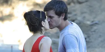 Zooey Deschanel Pamer Ciuman Dengan Sineas Film