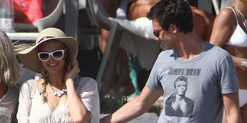 Paris Hilton Bahagia Nikmati Musim Panas Bersama Kekasih