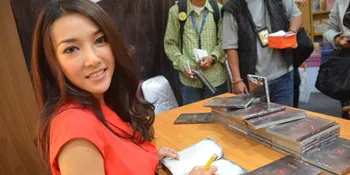Sheny Andrea: Menulis Menghilangkan Mumet