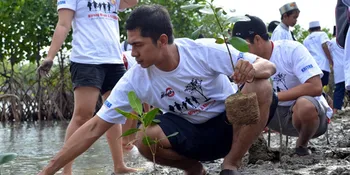 Adi Nugroho Ajak Tanam Mangrove Saat Berlibur