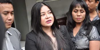 Annisa Bahar Demo di Depan Rumah Sandy Tumiwa