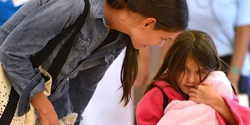 Dibidik Paparazzi, Suri Cruise Julurkan Lidah