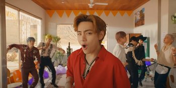 11 Momen Hot BTS di MV 'Permission To Dance': Belahan Dada Terbuka - Lirikan Nakal