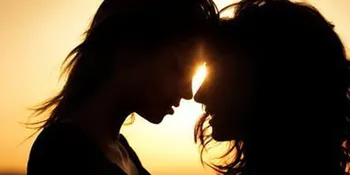 14 Adegan Ciuman Sesama Wanita Paling Panas [Part 2]