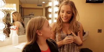 2 Gadis Imut Ini Dapat Kesempatan Nyanyi Bareng Jason Mraz!