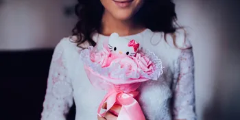 3 Selebriti Ini Kesengsem Dengan Pesona si Kucing Imut, Hello Kitty