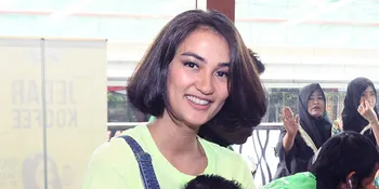 40 Hari Tak Keluar Rumah, Atiqah Hasiholan Mulai Biasakan Diri Kerja Sambil Urus Anak