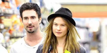 5 Fakta Tunangan Adam Levine