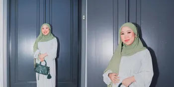 5 Potret Kiky Saputri Tampil Berhijab saat Hadiri Acara Kajian, Penampilannya Curi Perhatian