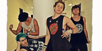 5 Seconds Of Summer Pernah Dihadiahi Stripper Cowok!