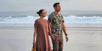 5 Strategi Bertahan Hidup Saat Ditinggal Liburan Istri ala Darius Sinathrya, Bapack-Bapack Wajib Paham Nih!