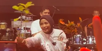 6 Potret Tantri 'Kotak' dan Arda Bagi-Bagi Bibit Pohon saat Manggung