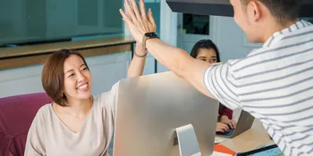 7 Kebiasaan di Kantor yang Bantu Menjaga Mood Tetap Baik Meski Pekerjaan Menumpuk