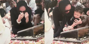 7 Potret Angelina Sondakh Kenang Saat Adjie Massaid Meninggal, Gendong Keanu Massaid yang Masih Kecil Sambil Pegang Nisan