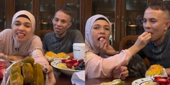 7 Potret Lenggogeni Faruk dan Suami Review Buah Kapas, Salfok Tampil Sederhana ala Rumahan Tuai Pujian