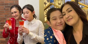 7 Potret Nafa Urbach dengan Mikhaela Lee yang Saling Kompak, Heran Saat Ditanya Pacar Sama Anak: Kok Nggak Pernah Kenalin?