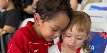 Abang L Bareng Kamari Nonton Bola, Serasi Berjersey Indonesia