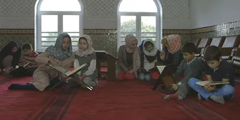 Acha Septriasa Berjilbab di '99 CAHAYA DI LANGIT EROPA PART 2'