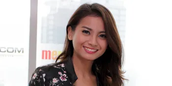 Acha Septriasa Penerima Buket Bunga Pernikahan Marissa Nasution