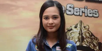 Ada Adegan Laga, Cut Meyriska Latihan Pakai Pedang Mainan