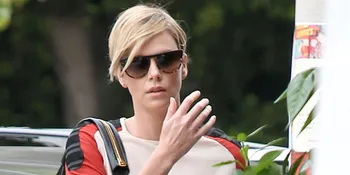 Ada Bekas Luka Menganga di Leher Charlize Theron