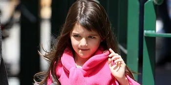 Ada Pesan Manis di Perban Tangan Suri Cruise