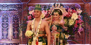 Adat Jawa Mewarnai Resepsi Hengky Kurniawan dan Sonya Fatmala