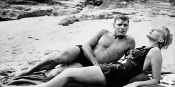 Adegan Pantai Tak Terlupakan: Dari Bercinta Sampai Perang Dunia