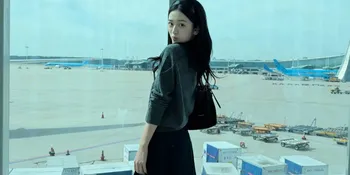 Ahn Yujin IVE Tampil Natural di Bandara, Pasangkan Rok Denim dengan Sweater