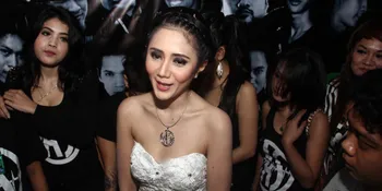 Aida Saskia dan Calon Suami Fitting Baju Pengantin