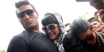 Air Mata Julia Perez Iringi Pemakaman Angkasa Jaya