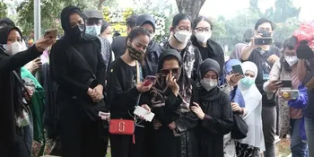 Air Mata Tak Terbendung, Chintami Atmanegara Ikut Hantarkan Jenazah Oddie Agam ke Peristirahatan Terakhirnya