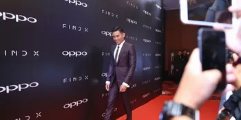 Airport Fashion, Robby Purba Pakai Sandal Jepit?