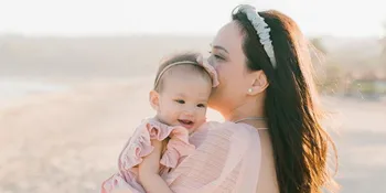 Ajak Liburan ke Kebun Binatang, Baby Claire Mainan Burung di Atas Kepala Shandy Aulia