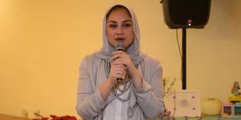 Akhir Tahun Mona Ratuliu Ajak Anak-Anaknya Liburan ke Monas
