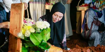 Akhirnya Baru Bisa Datangi Makam Ibunya, Bella Shofie Nangis Histeris Sambil Cium Tanah Makam