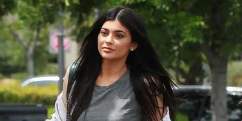 Akrab Dengan Anak Tyga, Kylie Jenner Tunjukkan Sosok Keibuan