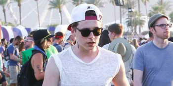 Aksi Brooklyn Beckham Jadi Model, Tatapan Matanya Bikin Melting