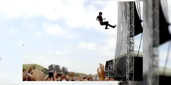 Aksi Ekstrim Para Rockstar di Atas Panggung!