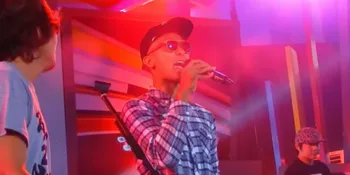 Aksi Gokil Uus, Dari Komika Jadi Vokalis Rocket Rockers!