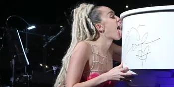 Aksi Jilat Miley Cyrus Berhasil Dongkrak Harga Grand Piano Ini